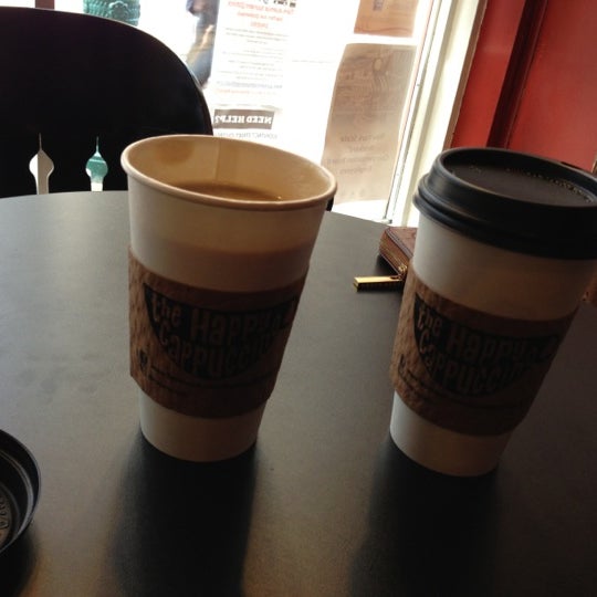 รูปภาพถ่ายที่ The Happy Cappuccino Coffee House โดย Gregory L. เมื่อ 11/10/2012
