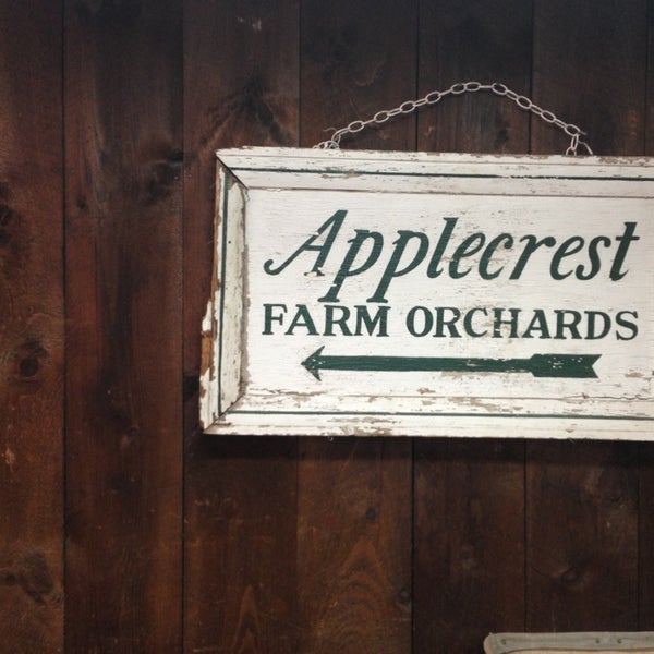 Photo taken at Applecrest Farm Orchards by Ashley R. on 9/1/2013