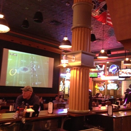 12/4/2012 tarihinde Philip R.ziyaretçi tarafından Champions Sports Bar'de çekilen fotoğraf