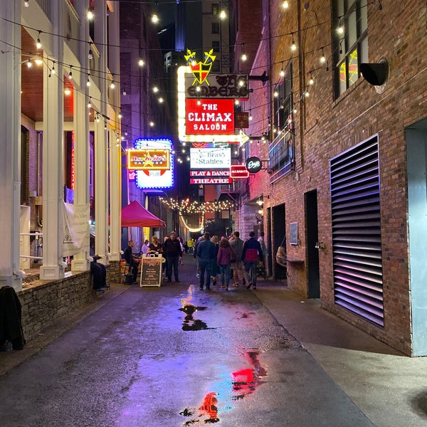 Foto scattata a Bourbon Street Blues and Boogie Bar da Philip R. il 10/20/2019