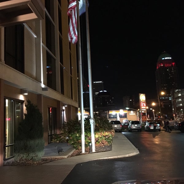 Foto diambil di Fairfield Inn &amp; Suites Louisville Downtown oleh Thomas C. pada 11/26/2016