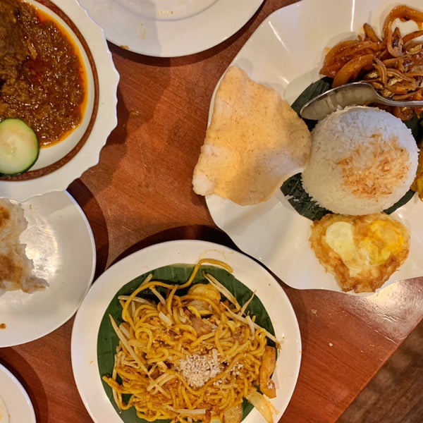 Finally a Malaysian restaurant in Chicago! And it’s not disappointed. Love the beef rendang and mi goreng