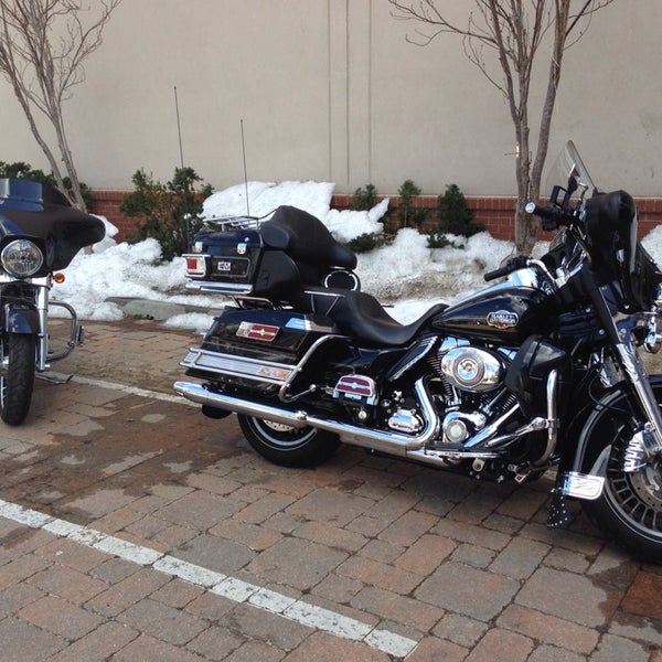 3/15/2014 tarihinde Dora E.ziyaretçi tarafından Bergen County Harley-Davidson'de çekilen fotoğraf
