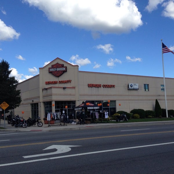 9/28/2013 tarihinde Dora E.ziyaretçi tarafından Bergen County Harley-Davidson'de çekilen fotoğraf