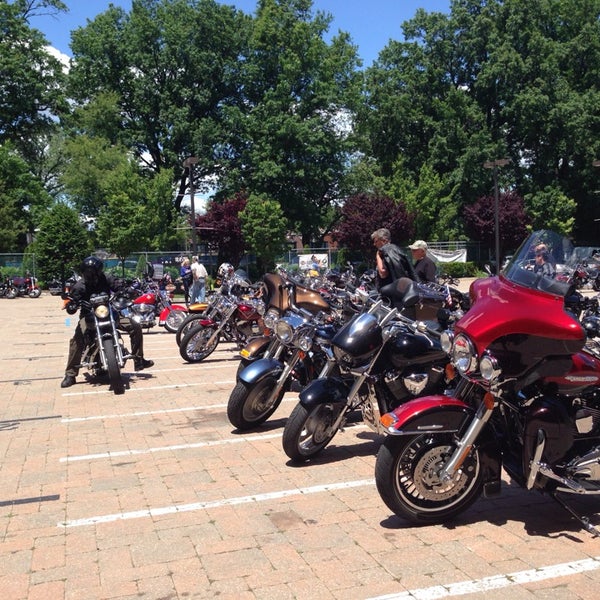 5/31/2014 tarihinde Dora E.ziyaretçi tarafından Bergen County Harley-Davidson'de çekilen fotoğraf