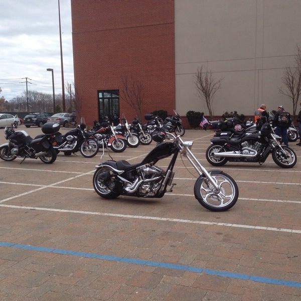 4/5/2014 tarihinde Dora E.ziyaretçi tarafından Bergen County Harley-Davidson'de çekilen fotoğraf