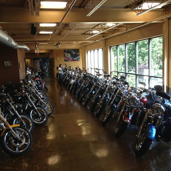 7/6/2013 tarihinde Dora E.ziyaretçi tarafından Bergen County Harley-Davidson'de çekilen fotoğraf