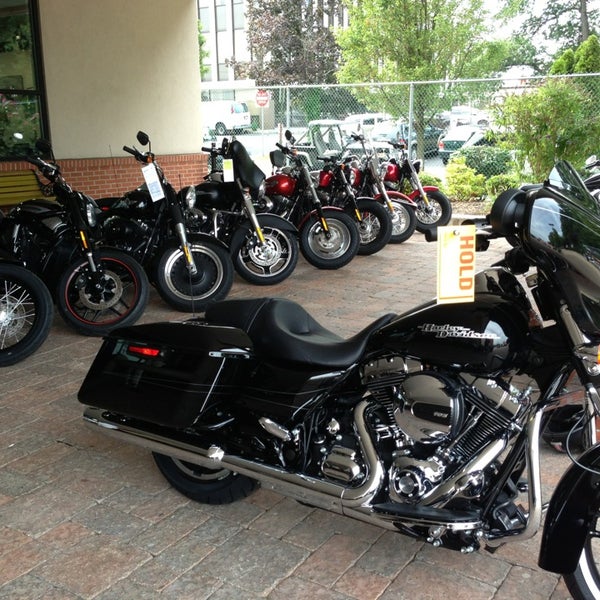 9/9/2013 tarihinde Dora E.ziyaretçi tarafından Bergen County Harley-Davidson'de çekilen fotoğraf
