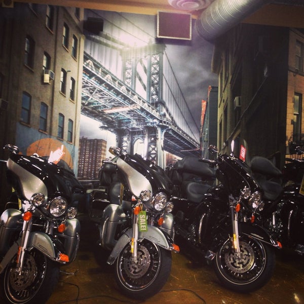 11/2/2013 tarihinde Dora E.ziyaretçi tarafından Bergen County Harley-Davidson'de çekilen fotoğraf