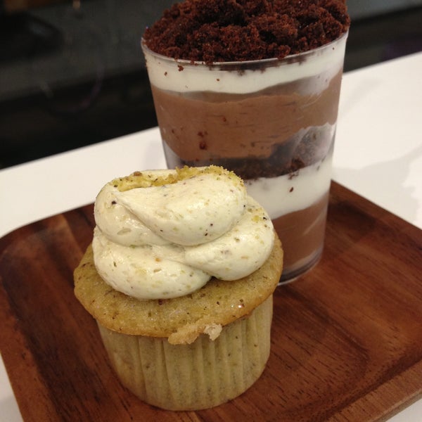 Foto scattata a Sweet Buttons Desserts da Jess L. il 4/20/2013