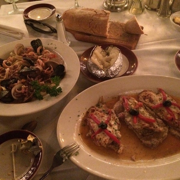 Foto scattata a Sabatino&#39;s Restaurant Chicago da Iva C. il 8/3/2014