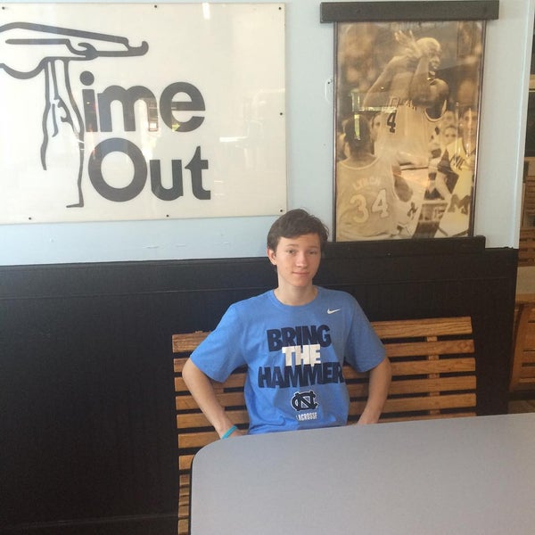 รูปภาพถ่ายที่ Time-Out Restaurant โดย Patrick W. เมื่อ 7/30/2015