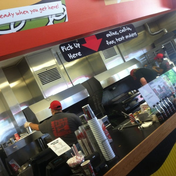 6/28/2013에 Travis E.님이 MOOYAH Burgers, Fries &amp; Shakes에서 찍은 사진