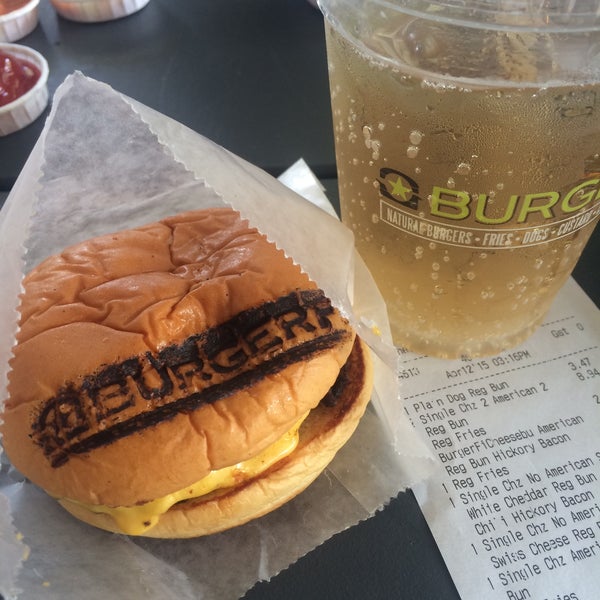 รูปภาพถ่ายที่ BurgerFi โดย Desiree N. เมื่อ 4/12/2015