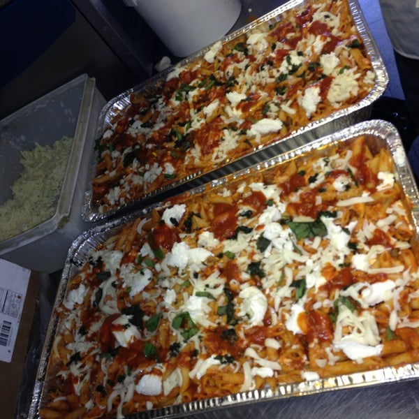 รูปภาพถ่ายที่ Dominick&#39;s Pizzeria and Restaurant โดย Jacqueline S. เมื่อ 7/11/2013
