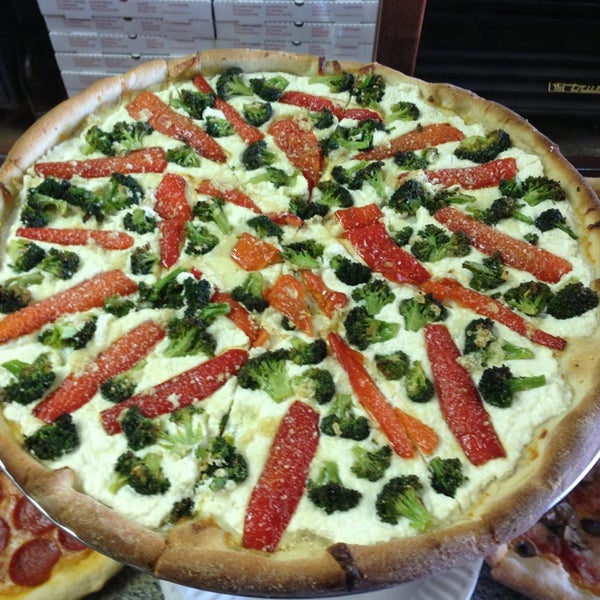 Foto tomada en Dominick&#39;s Pizzeria and Restaurant  por Jacqueline S. el 7/11/2013