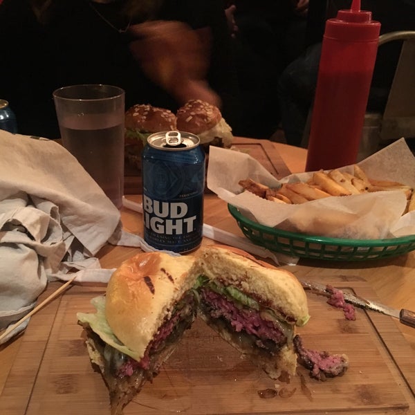 4/7/2018 tarihinde Stu K.ziyaretçi tarafından Butcher &amp; The Burger'de çekilen fotoğraf