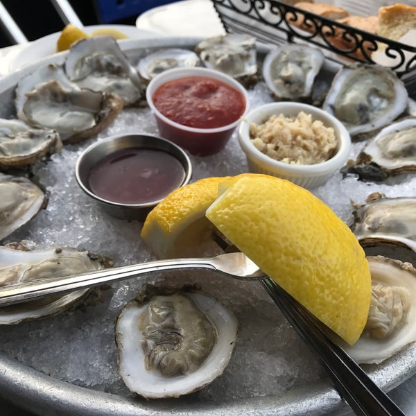 Снимок сделан в Psari Seafood Restaurant &amp; Bar пользователем Julie Y. 4/10/2017