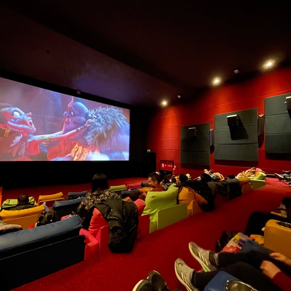 Мадагаскар зал долби атмос. Village cinema. Кинотеатр в деревне. Франкстон австралия. Стендов виладж.