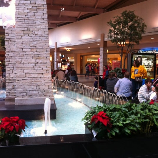 รูปภาพถ่ายที่ Spring Hill Mall โดย Juan G. เมื่อ 11/18/2012