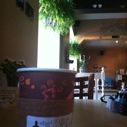 รูปภาพถ่ายที่ Zen Den Coffee Shop โดย Trisha K. เมื่อ 9/15/2012