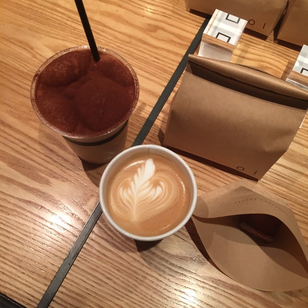 Foto tirada no(a) Omotesando Koffee por Hyeyong O. em 1/1/2016
