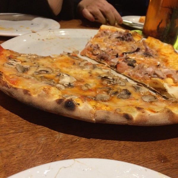 Foto tomada en Pizzeria La Baita  por Ibrahim el 8/23/2014
