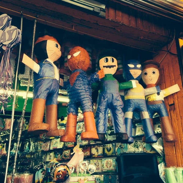 Foto tirada no(a) Piñata District - Los Angeles por Amy D. em 5/4/2014
