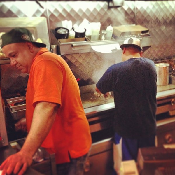 Photo prise au Philly&#39;s Cheese Steaks &amp; Grill par AJ A. le4/20/2013