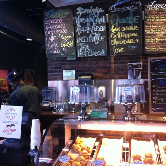 รูปภาพถ่ายที่ Coffee, Lunch. โดย Greg T. เมื่อ 10/24/2012