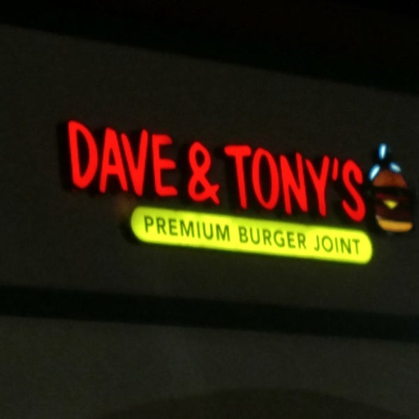 รูปภาพถ่ายที่ Dave &amp; Tony&#39;s Premium Burger Joint โดย Balisong B. เมื่อ 11/22/2017