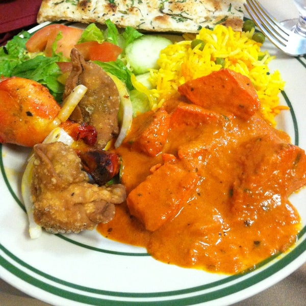 Foto scattata a India&#39;s Tandoori-Authentic Indian Cuisine, Halal Food, Delivery, Fine Dining,Catering. da Jennifer C. il 6/13/2013