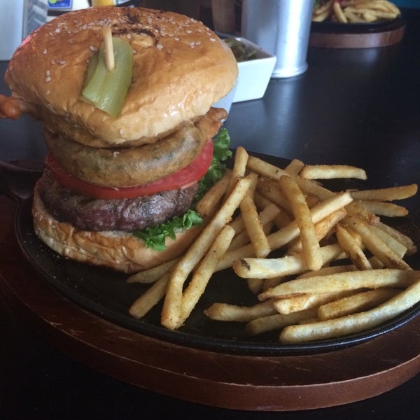 Foto diambil di The Hamburger Club Pedregal oleh Alejandro H. pada 9/5/2014