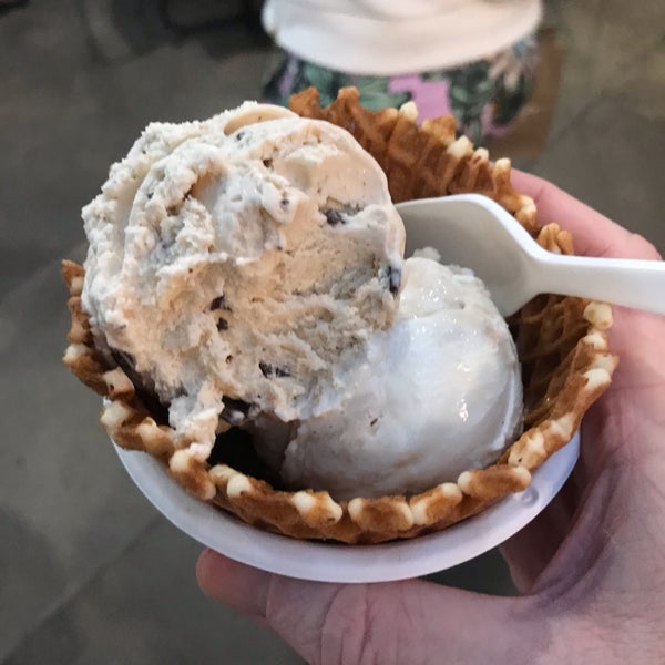 Снимок сделан в Jeni&#39;s Splendid Ice Creams пользователем Paul G. 6/5/2019