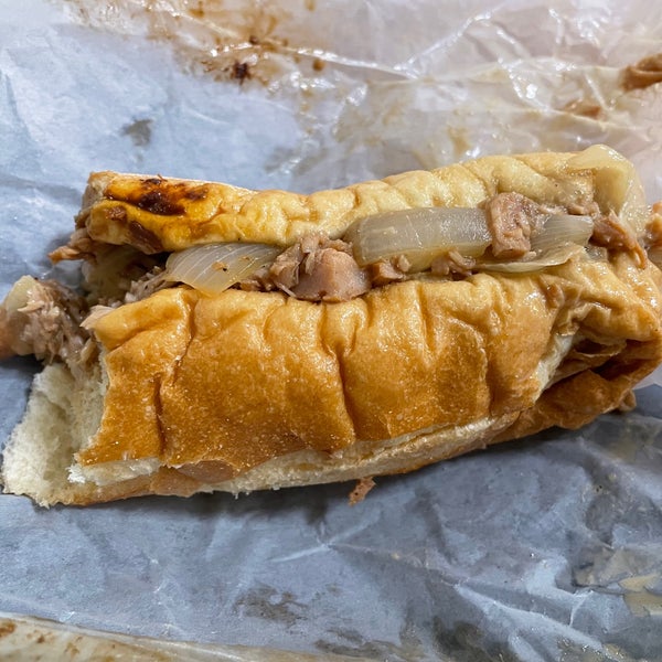 Foto diambil di Woody&#39;s Famous CheeseSteaks oleh Paul G. pada 5/19/2022