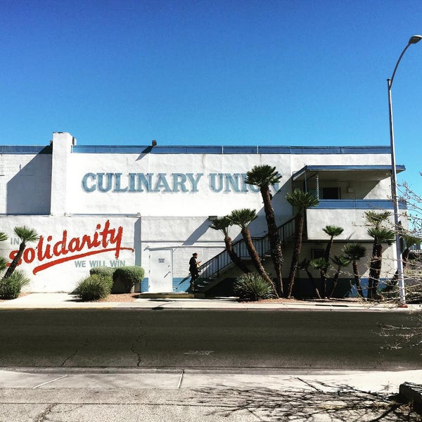 Foto tirada no(a) Culinary Workers Union Local 226 por Desiree K. em 8/10/2015
