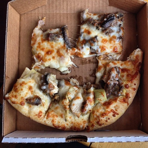 Foto tirada no(a) Cheesy Lee&#39;s Amazing Pizza por Desiree K. em 5/10/2014
