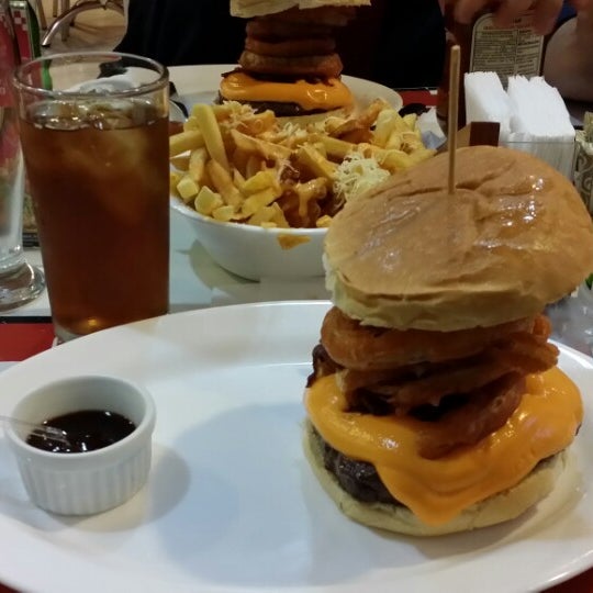 Photo taken at Mama&#39;s Burger by Juçara M. on 10/3/2014