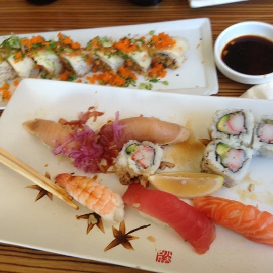 10/26/2012 tarihinde Stephen G.ziyaretçi tarafından Sushi Dan'de çekilen fotoğraf