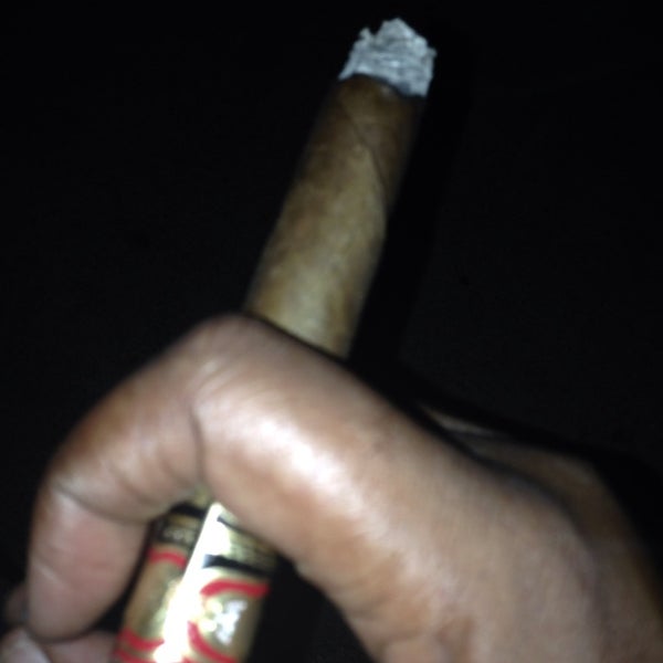 Foto tirada no(a) The Leaf Cigar Lounge por James P. em 7/26/2014
