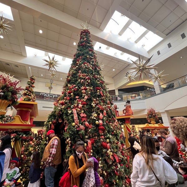 12/24/2021 tarihinde Anneziyaretçi tarafından Hillsdale Shopping Center'de çekilen fotoğraf