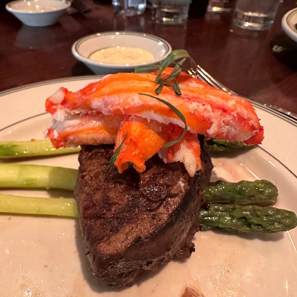 Photo taken at Joe&#39;s Seafood, Prime Steak &amp; Stone Crab by Anne on 7/23/2023