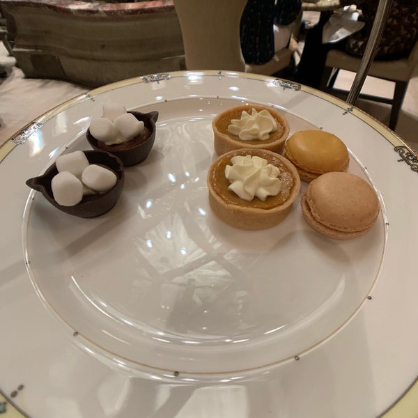 Foto tomada en Palm Court at The Drake Hotel  por Anne el 2/8/2019