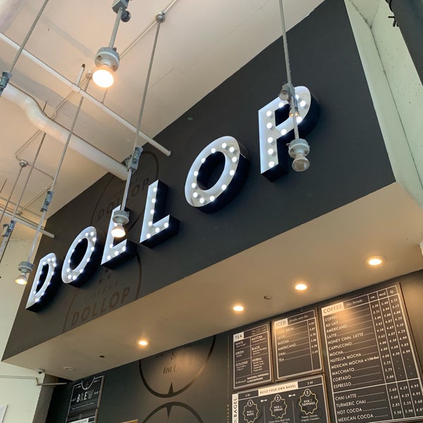 Das Foto wurde bei Dollop Coffee &amp; Tea von Anne am 9/20/2019 aufgenommen
