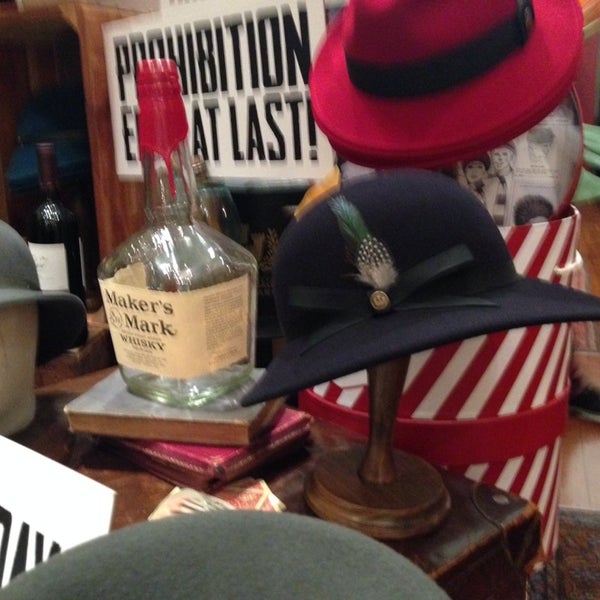 Foto tirada no(a) Goorin Bros. Hat Shop - Gaslamp por Alison L. em 11/30/2013