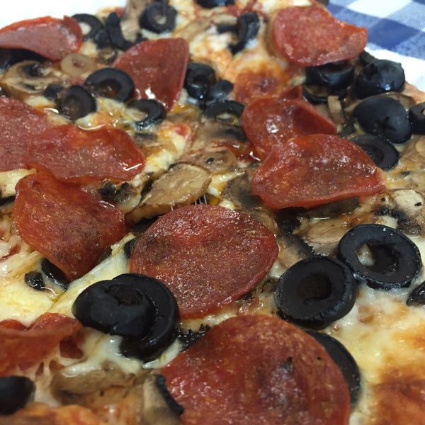 Foto diambil di Kaimuki&#39;s Boston Style Pizza oleh Tina I. pada 10/5/2015