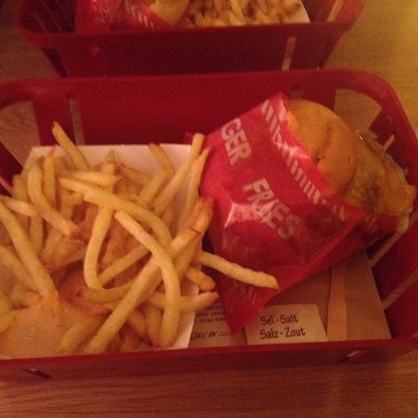 Foto diambil di Burger and Fries oleh Grégoire pada 2/6/2015