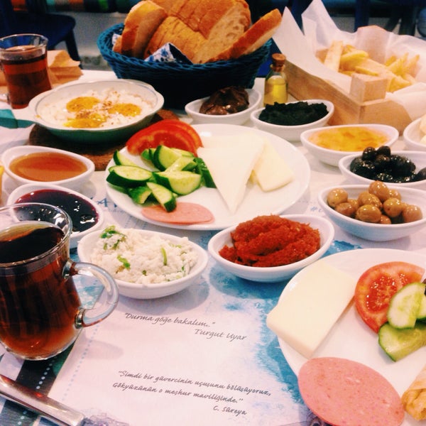 Снимок сделан в Mavi Kahvaltı &amp; Cafe пользователем Beser B. 5/31/2015
