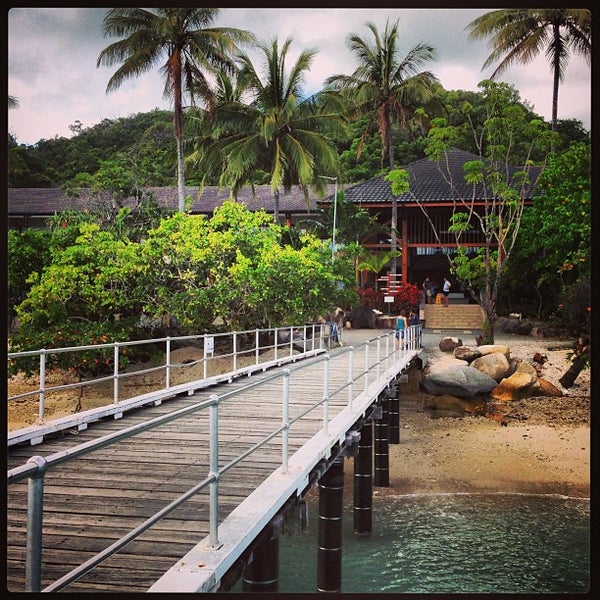 รูปภาพถ่ายที่ Fitzroy Island Resort โดย Deborah D. เมื่อ 8/16/2013