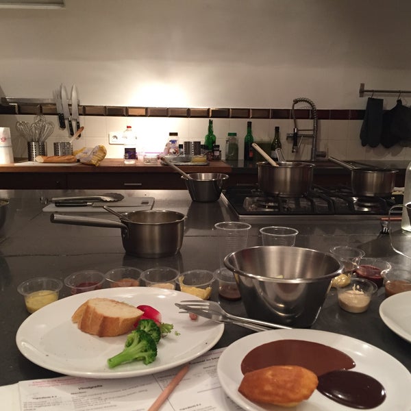 รูปภาพถ่ายที่ La Cuisine Paris โดย Da Jung K. เมื่อ 12/16/2015